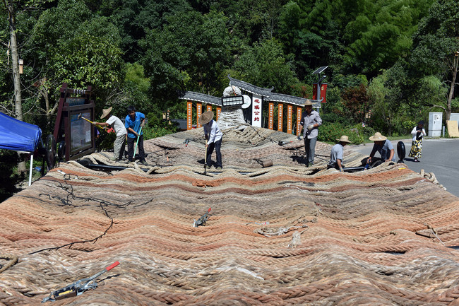 Papuc uriaș din papură, în curs de realizare