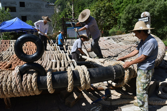 Papuc uriaș din papură, în curs de realizare