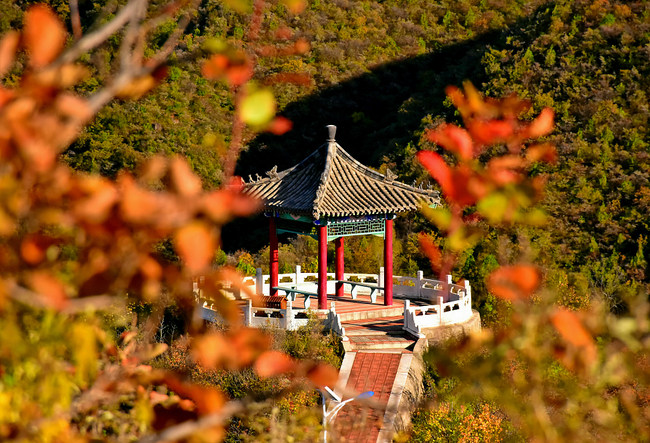 Satul Xidamo, îmbrățișat de culorile toamnei