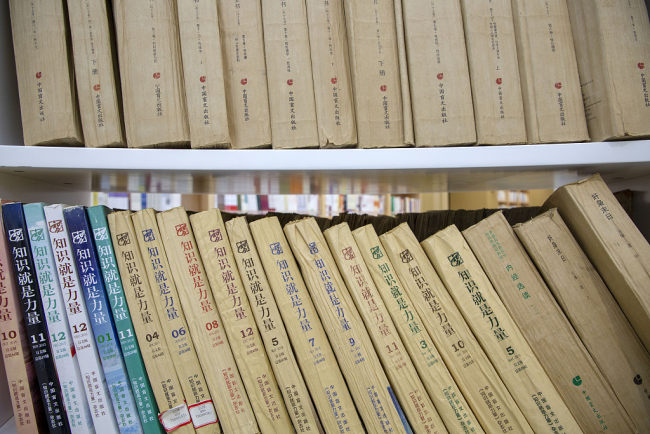 Cărți religioase în limbaj Braille dintr-o bibliotecă din Xiangyang, Hubei 