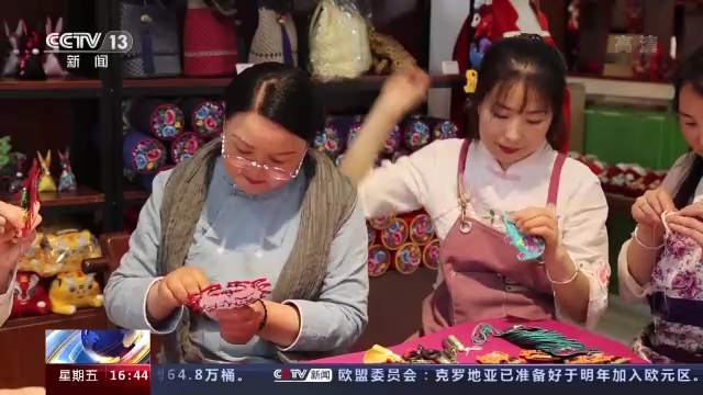 Meșteșugarul Liu Lanfang, moștenitor la nivel de provincie al meșteșugului de brodare a plicuțelor ornamentale parfumate din Qingyang, lucrează împreună cu fetele.