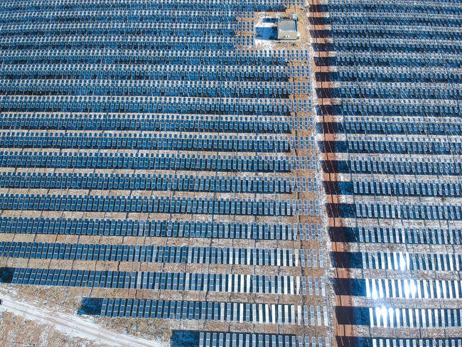 “Konj u pustinji“ sačinjen od 196 hiljada solarnih panela