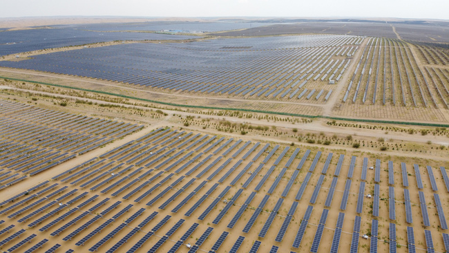 “Konj u pustinji“ sačinjen od 196 hiljada solarnih panela