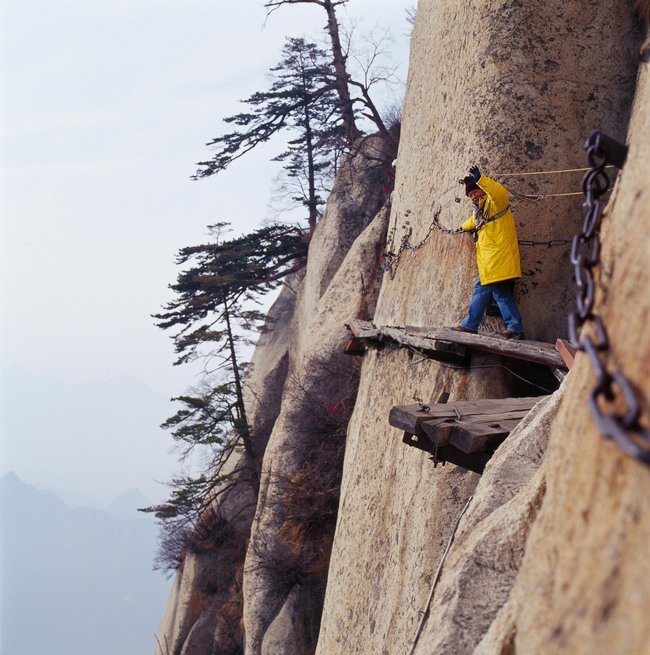 Šetnja po ivci litice, bolje da se ne osvrćete Šetnja po ivci litice, bolje da se ne osvrćete