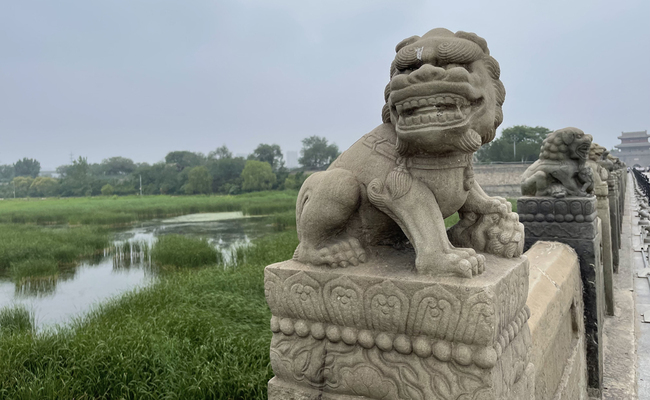 Kameni lavovi na mostu Lugou