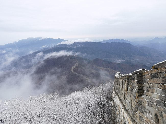 Deo Kineskog zida Đijenkou pod snegom u distriktu Huaižou u Pekingu