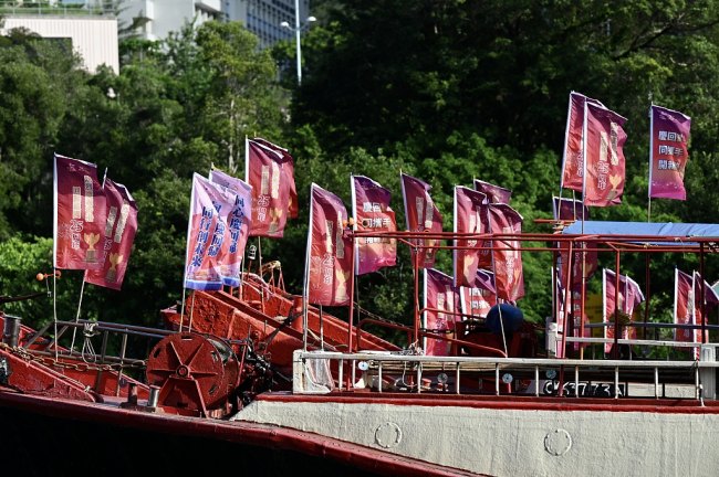 Ribarski brodovi ukrašeni zastavama zbog proslave 25. godišnjice povratka Hongkonga matici