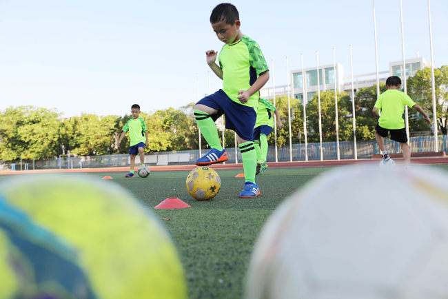 Deca igraju fudbal na terenu u gradu Jongdžou