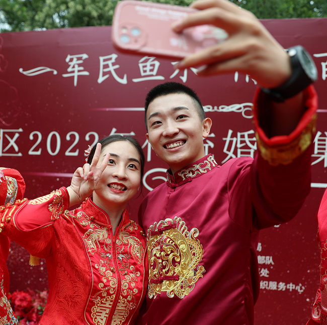 Tradicionalno venčanje uvodi nove svadbene običaje Tradicionalno venčanje uvodi nove svadbene običaje